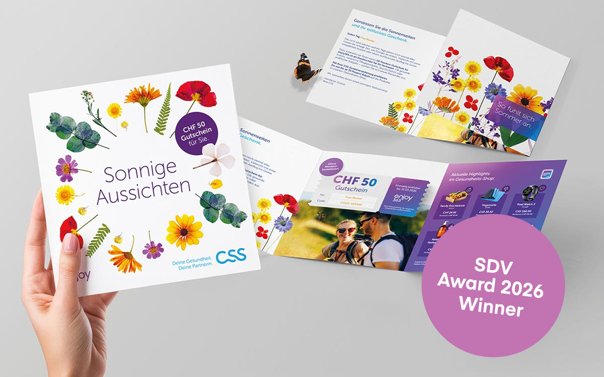 Direct Mailing mit Blumen-Print geschlossen in der Hand und offen